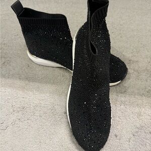 Carvela BNWOT size 39 (8 - 8.5) sparkle pull on ankle running shoe never worn